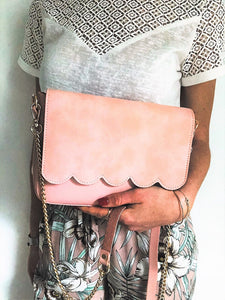 Sac pochette à bandoulière chaine dorée rose